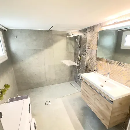 Cozy With Yard & Charm In 아파트