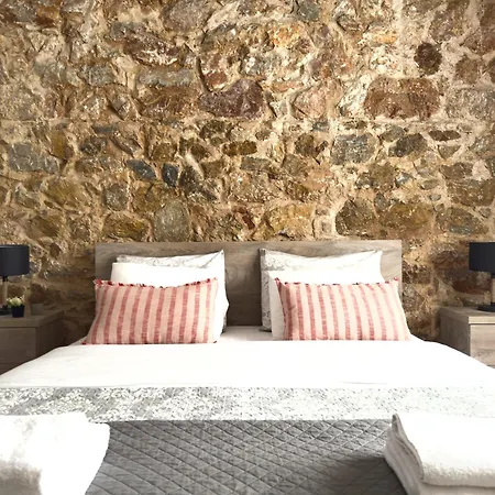 아파트 Cozy With Yard & Charm In