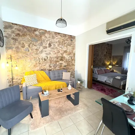 Apartment Cozy With Yard & Charm In *