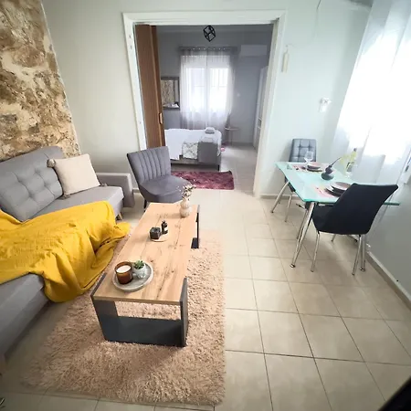 Apartment Cozy With Yard & Charm In Athens