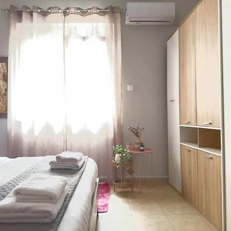 Apartment Cozy With Yard & Charm In
