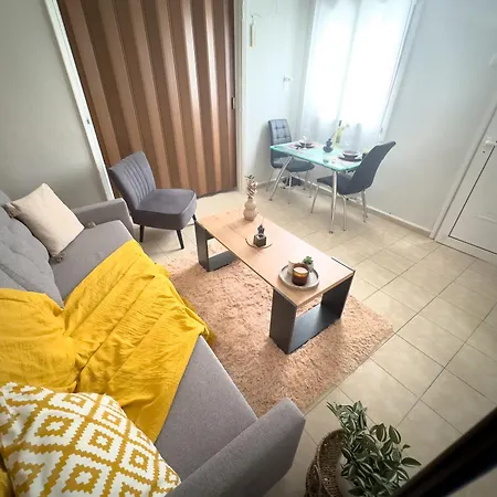 Apartment Cozy With Yard & Charm In *