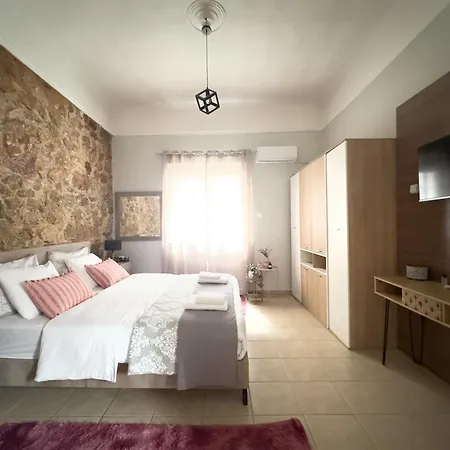 Cozy With Yard & Charm In Apartment Athens