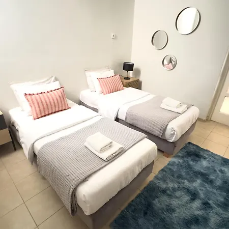 Cozy With Yard & Charm In Apartment *