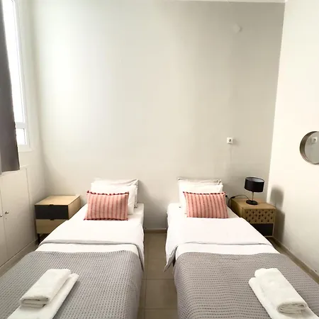 Apartment Cozy With Yard & Charm In Athens